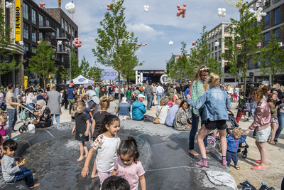 910782 Afbeelding van de openingsdag van Leidsche Rijn Centrum (Brusselplein) te Utrecht.